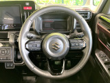 インテリアに合わせたデザインのステアリングは、運転される方のことも考え、運転しやすい形状、大きさです。是非一度、実際に触ってお確かめください。