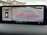 前後左右のカメラで真上から見た様なイメージで周囲の安全を確認できます。