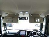 運転席にサンバイザー裏にはバニティミラーが備わっていますので、車の外に出る前にパパッと身だしなみをチェックすることができて便利ですよ♪