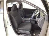 フロント広々、セパレートシートの運転席は、ハイトアジャスターが付いているので、快適にドライブができます。ハンドルはテレスコピック機能で、ハンドル位置を上・下・手前・奥に調節できます。