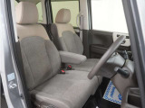 運転席のスペースはゆったりしていて、視界も広く確保されているので普段の運転からロングドライブまで快適です。