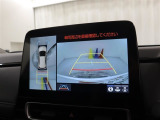 パノラミックビューモニター付きです。車両を上から見たような映像をディスプレイオーディオ画面に表示。運転席からの目視だけでは見にくい、車両周辺の状況をリアルタイムでしっかり確認できます。