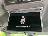 【フリップダウンモニター】大画面モニターで後席でもエンタメをお楽しみいただけます。小さなお子様にも大人気の装備です♪