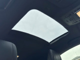 オプションのムーンルーフ付きです。