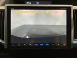ギヤをR(バック)に入れるとナビの画面に後ろの映像が映るリアカメラ付です。後退時、コンディションが悪い視界でもカラーバックモニターがドライバーをサポートします。