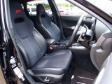 運転席は電動にて調整可能なパワーシートにSTI専用ハーフレザーシート装備。ご希望に応じてBRI製やRECARO製などの人気シートもお得な金額にてお取付け可能です。お気軽にご相談下さいませ