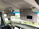 サンバイザーには、身だしなみを整える際に便利なバニティミラーが付いています。
