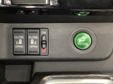 リアドアは乗り降りに便利な両側電動スライドドアです。また運転席に座っていながらスイッチ操作で自在にスライドドアを開け閉めできます。燃費に役立つECONボタンもここです。