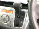【オートエアコン】一度お好みの温度に設定すれば、車内の温度を検知し風量や温度を自動で調整。暑い&hellip;寒い&hellip;と何度もスイッチ操作をする必要はありません。快適な車内空間には必須の機能ですね♪