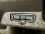ハンドルの左下にETCがついています。高速道路の料金所の通過も楽々です。 カードの取り出しもしやすい場所についています。