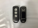 スマートキー付きですからドアロックの開閉およびエンジンスタートが楽々です。電動スライドドアの開け閉めもボタンで操作できます。スペアキーも同じものを用意しております。