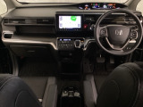 車内は光触媒抗菌消臭施工済です。インパネ周りはスタイリッシュなデザインで機能や装備も充実しています。グローブボックスやカップホルダーのほかにトレーなどたくさんの収納スペースが付いています。