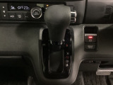 CVT車のセレクトレバーです。低速から高速まで、変速ショックのないスムーズな走りと、エンジン効率のよい領域を維持して燃費にも貢献します。サイドブレーキはスイッチ操作の電子制御パーキングブレーキです。