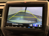リバースギアに入れるだけで後方の表示へ切り替わります。夜間や雨の日の駐車も楽になりますよ。