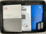 スマートキーは鍵をバッグに入れたままでもドアロックの開閉やエンジンのON・OFFができます。夜間や雨の日も鍵を探さなくて良いので便利です。
