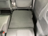 リアシートは簡単に倒すことができるので、ラゲッジルームも広がります。