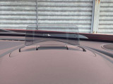 運転視界の遠方上方に虚像を投影することで前を見ながら情報の視認ができます。本当にドライバーが必要な情報を適切に伝え、楽しんで頂くことを考えた新世代装備です。※虚像は1.5m前方に浮かぶイメージです。