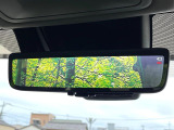 【デジタルインナーミラー】後席の大きな荷物や同乗者で後方が確認しづらい時でも安心!カメラが撮影した車両後方の映像をルームミラー内に表示。クリアな視界で状況の確認が可能です!