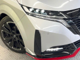 【LEDヘッドライト】悪天候や夜間走行時も良好な視界を確保し安心して運転できる高輝度LEDヘッドライトを装備!点灯速度が早く、消費電力も抑えられています。