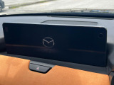 【12.3インチマツダコネクト】車内の雰囲気にマッチした大型ディスプレイ。スマホ接続でのナビ使用やBluetooth再生等、様々な機能が楽しめます。直感的なダイヤル操作が可能で、使い勝手も良好です。
