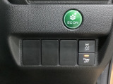 VSA装備車です。VSAはドライバーの操作と車の動きを見守っています。もし車の挙動が乱れたとき、4輪別々にブレーキをかけたり、エンジンパワーをしぼることによって車を安定させます。