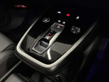 Audiのシフトレバーは、その車のトランスミッションに合わせて異なるデザインと機能を持っており、運転の楽しさと快適さを追求しています。