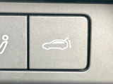 【パワーバックドア】スマートキーや運転席のボタンを押すだけでリアゲートが自動で開閉します!荷物を持っている時や、高い位置にあるバックドアを閉める際に便利な機能です♪