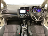 車内は光触媒抗菌消臭施工済です。インパネ周りはスタイリッシュなデザインで機能や装備も充実しています。グローブボックスやカップホルダーのほかにトレーなどたくさんの収納スペースが付いています。