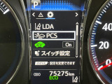 【プリクラッシュセーフティ】前方の車両等を検知し、衝突しそうな時は警報で注意を促し、ブレーキを踏む力をサポート。ブレーキを踏めなかった場合は衝突被害軽減ブレーキが作動、衝突回避をサポートします。