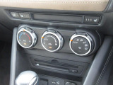 余計な操作の手間が無いフルオートエアコン。視線の移動や手を動かす必要がないということは、安全装備のひとつとも言えるでしょう。