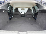 大型のスーツケースや、一般的なベビーカーが積み込める実用的な広さを備えたラゲッジルームです。後部座席を倒せばたくさんの荷物を積めるフラットなラゲッジスペースになります。