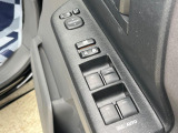 【電動格納ミラー】サイドミラーは電動格納式となっており、狭い駐車場でもキズがつくリスクを抑えられます。