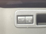 【パワーバックドア】スマートキーや運転席のボタンを押すだけでリアゲートが自動で開閉します!荷物を持っている時や、高い位置にあるバックドアを閉める際に便利な機能です♪