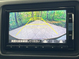 【バックカメラ】駐車時に後方がリアルタイム映像で確認できます。大型商業施設や立体駐車場での駐車時や、夜間のバック時に大活躍!運転スキルに関わらず、今や必須となった装備のひとつです!