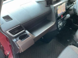 運転席、助手席の前にドリンクホルダ-が付いています!