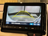 リバースギアに入れるだけで後方の表示へ切り替わります。夜間や雨の日の駐車も楽になりますよ。