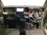 車内は光触媒抗菌消臭施工済です。インパネ周りはスタイリッシュなデザインで機能や装備も充実しています。グローブボックスやカップホルダーのほかにトレーなどたくさんの収納スペースが付いています。