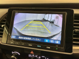 リバースギアに入れるだけで後方の表示へ切り替わります。夜間や雨の日の駐車も楽になりますよ。