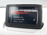 こちらのお車には先進安全装備が多数搭載されています。衝突被害を回避あるいは軽減するためのブレーキや、後方死角からの接近警報、車線逸脱を防止する警報装置など、詳しくはスタッフまでお尋ねください。