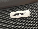 【BOSEサウンドシステム】メーカーオプションの高品位サウンドシステムを搭載。専用のチューニングが施された大小様々なスピーカーから良質なサウンドが奏でられ、臨場感あふれる音響空間を演出します。