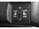 リア両側はパワースライドドアで、開閉には運転席のスイッチ、またはスライドドアのドアハンドルを少し引くだけで自動開閉します。