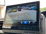 バックモニター装備。画面にて後方の確認が行えるので、バック駐車や車庫入れの際には重宝します。車の運転に慣れない方でも安心のガイドライン表示機能付。