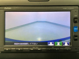 【バックカメラ】運転が苦手な方も車庫入れラクラクです!ギアをリバースに入れれば自動的に切り換わりますので、面倒な操作は不要です♪狭い駐車場もお車を傷つけず安心ですね!