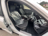 運転席はくつろぎのプライベート空間! 車内をクリーニングしてお待ちしております!