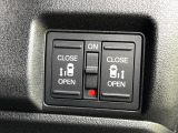 【両側パワースライドドア】スマートキーや運転席のスイッチで後席両側スライドドアの開閉が可能♪電動だから力を入れてドアを開ける必要が無く、小さなお子様でも簡単に開け閉めでき快適です♪