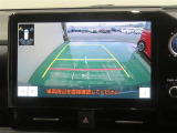 車両後方の映像を映すバックモニター。進路を確認しながら安全に車庫入れできます。