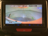 ギヤをR(バック)に入れるとナビ(社外品)の画面に後ろの映像が映るリアカメラ付です。後退時、コンディションが悪い視界でもカラーバックモニターがドライバーをサポートします。