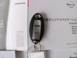 インテリジェントキーを携帯していれば、リクエストスイッチを軽く押すだけでドアのロック・アンロックが可能です。