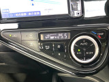 【オートエアコン】一度お好みの温度に設定すれば、車内の温度を検知し風量や温度を自動で調整。暑い&hellip;寒い&hellip;と何度もスイッチ操作をする必要はありません。快適な車内空間には必須の機能ですね♪