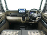 ◆視界広々で非常に運転しやすくロングドライブでも疲れを感じさせないすっきりとまとまったインパネ周りです。